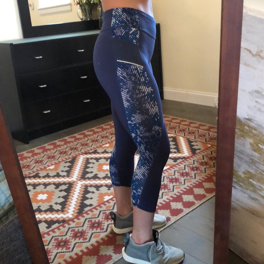 Blue 3/4 Athleta Leggings - Size M